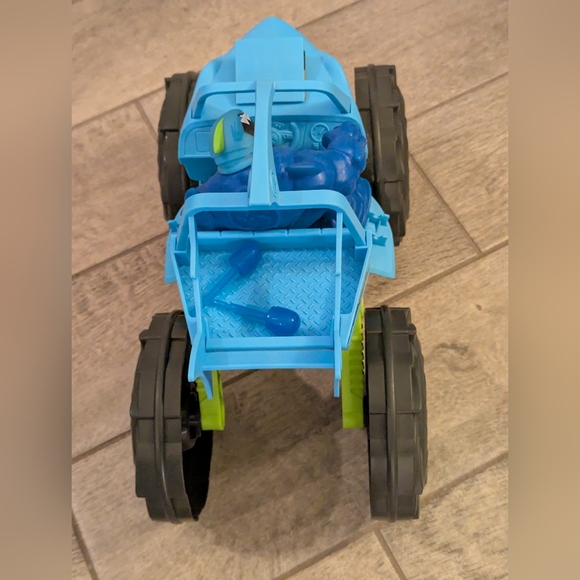 Goo Jit Zu Heroes Stretch And Strike Thrash Mobile 14 in Action Figure and Shark - Picture 4 of 7